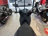Vista frontal de una moto Honda SH 350i gris rock mate