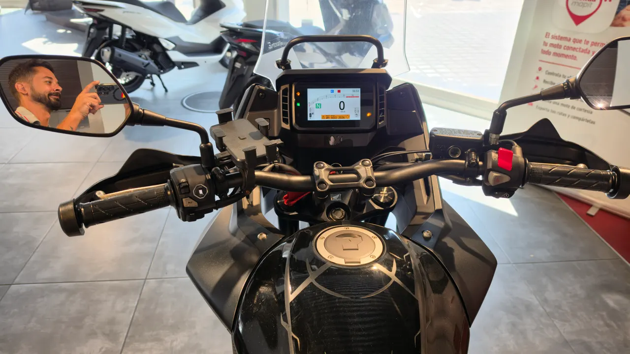 Vista frontal del manillar y pantalla de una Honda NX500