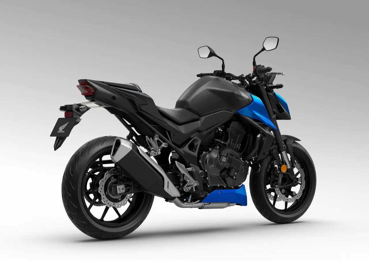 Honda CB750 2027 azul y negra vista lateral trasera