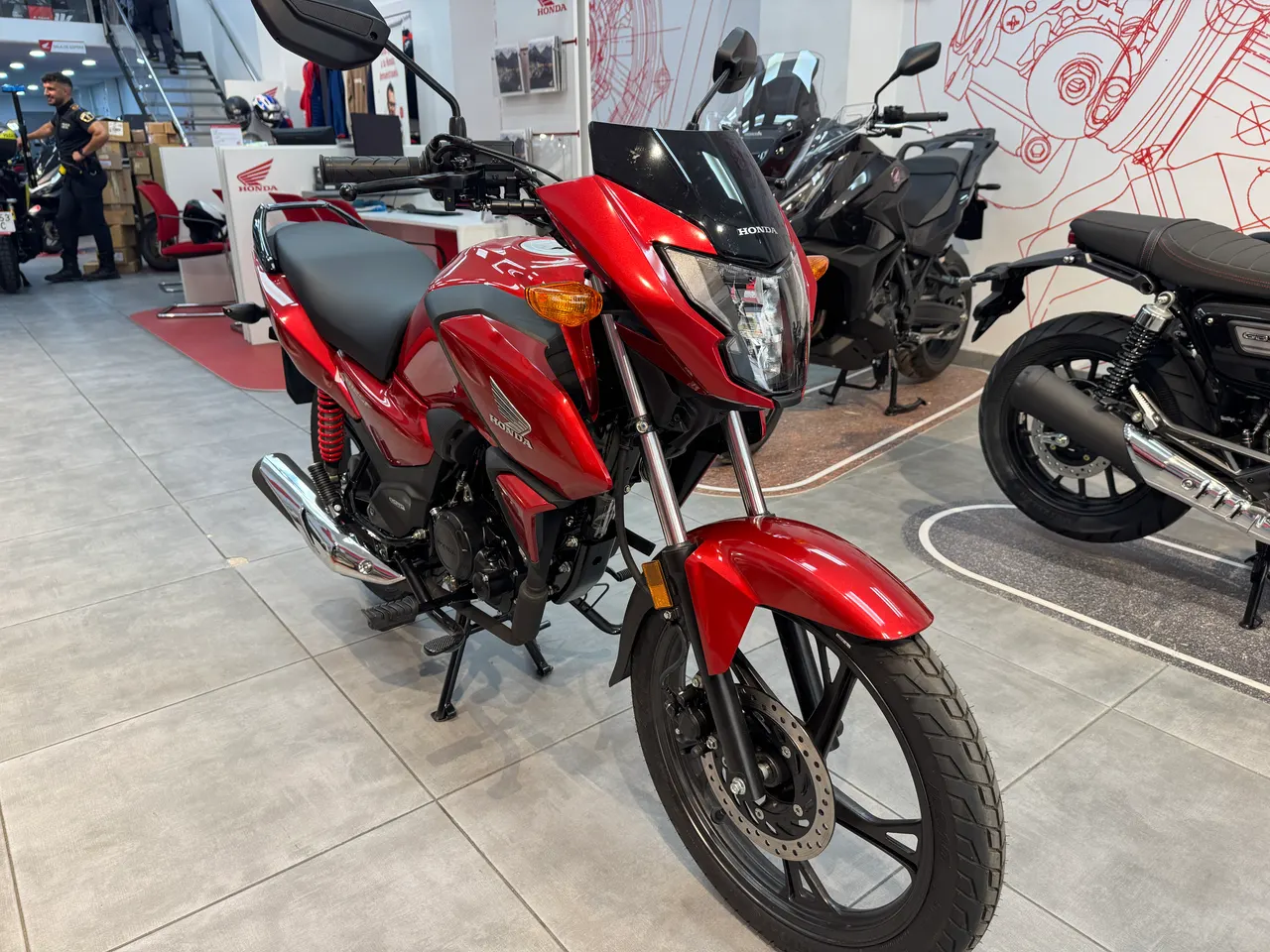 Honda CB125F roja en concesionario