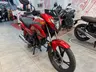 Honda CB125F roja en concesionario