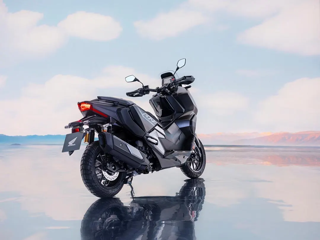 Honda ADV 350 negra en paisaje reflectante