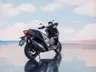 Honda ADV 350 negra en paisaje reflectante