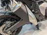 Detalle del escape y la rueda trasera de una moto Honda X-adv