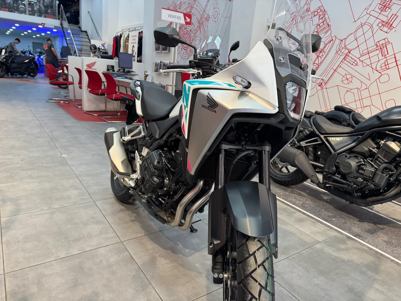 Moto Honda NX500 E-Clutch blanca en exposición