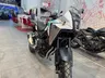 Moto Honda NX500 E-Clutch blanca en exposición