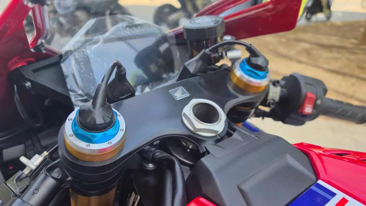 Detalle del manillar y suspensión de una Honda CBR1000RR-R Fireblade SP roja.