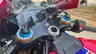 Detalle del manillar y suspensión de una Honda CBR1000RR-R Fireblade SP roja.