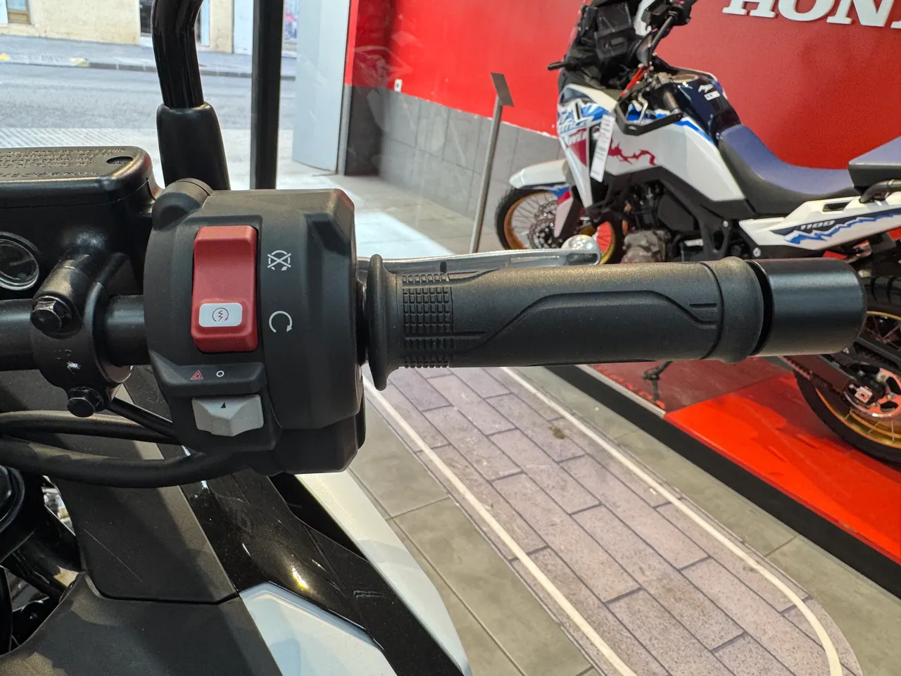 Manillar derecho de Honda NC750X con puño y controles