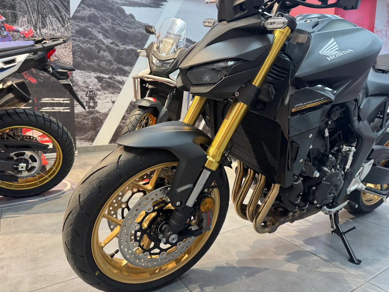 Honda Hornet 1000 SP negra con detalles dorados
