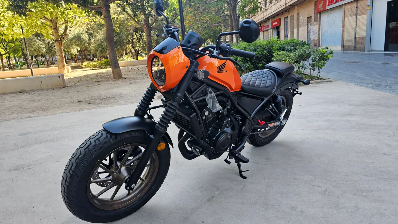 Honda Rebel 500 Special Edition naranja aparcada