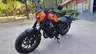 Honda Rebel 500 Special Edition naranja aparcada