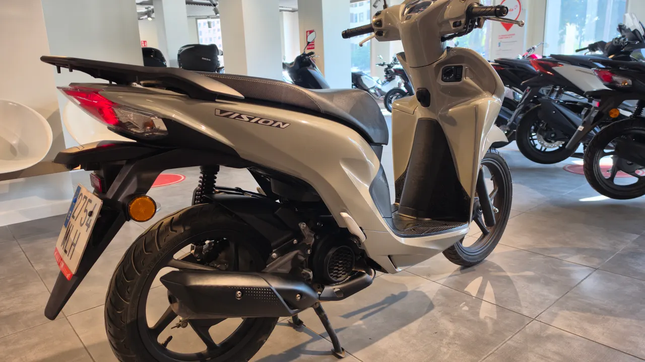 Honda Vision 110 color plata en interior