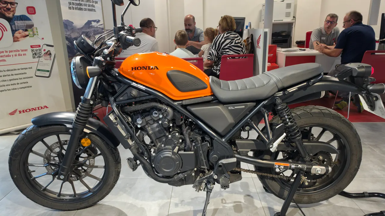 Honda CL500 naranja en un concesionario