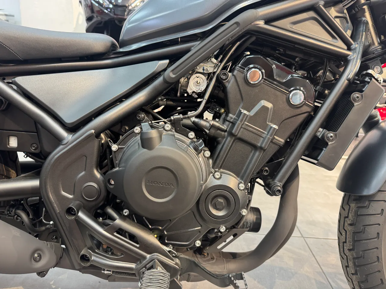 Motor de la Honda Rebel 500 en color gris mate metalizado