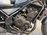 Motor de la Honda Rebel 500 en color gris mate metalizado