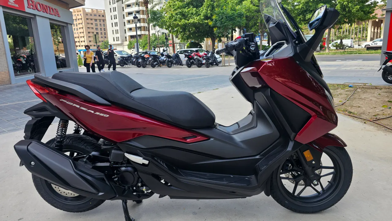 Scooter Honda Forza 350 rojo carnelian mate metalizado
