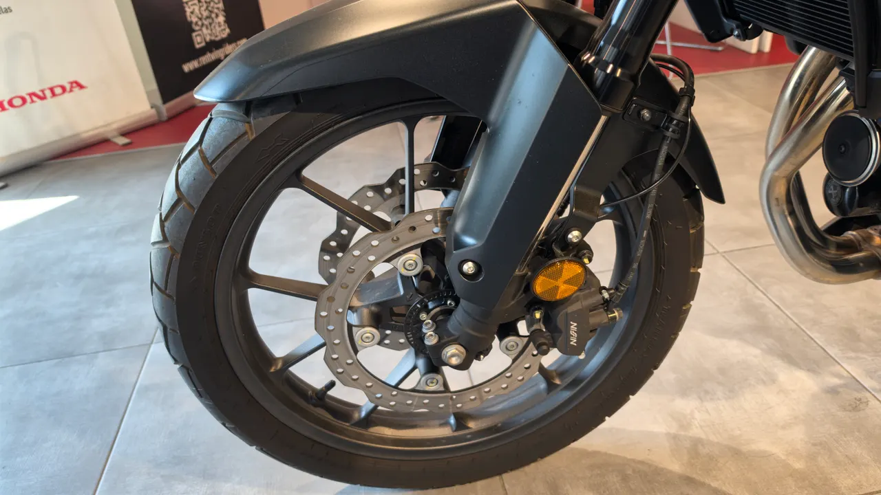 Primer plano de la rueda delantera de una moto Honda NX500