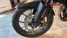 Primer plano de la rueda delantera de una moto Honda NX500
