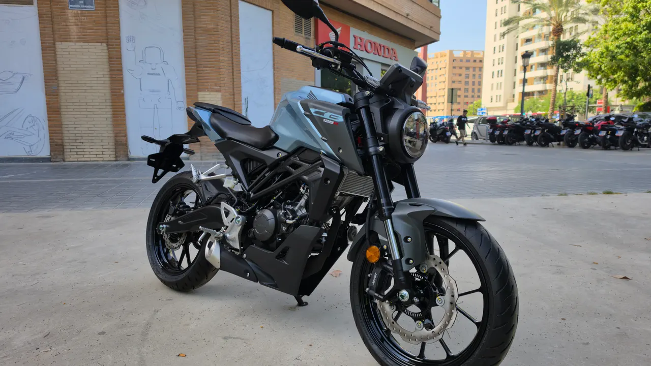 Moto Honda CB125R azul zefiro metalizado aparcada en la ciudad