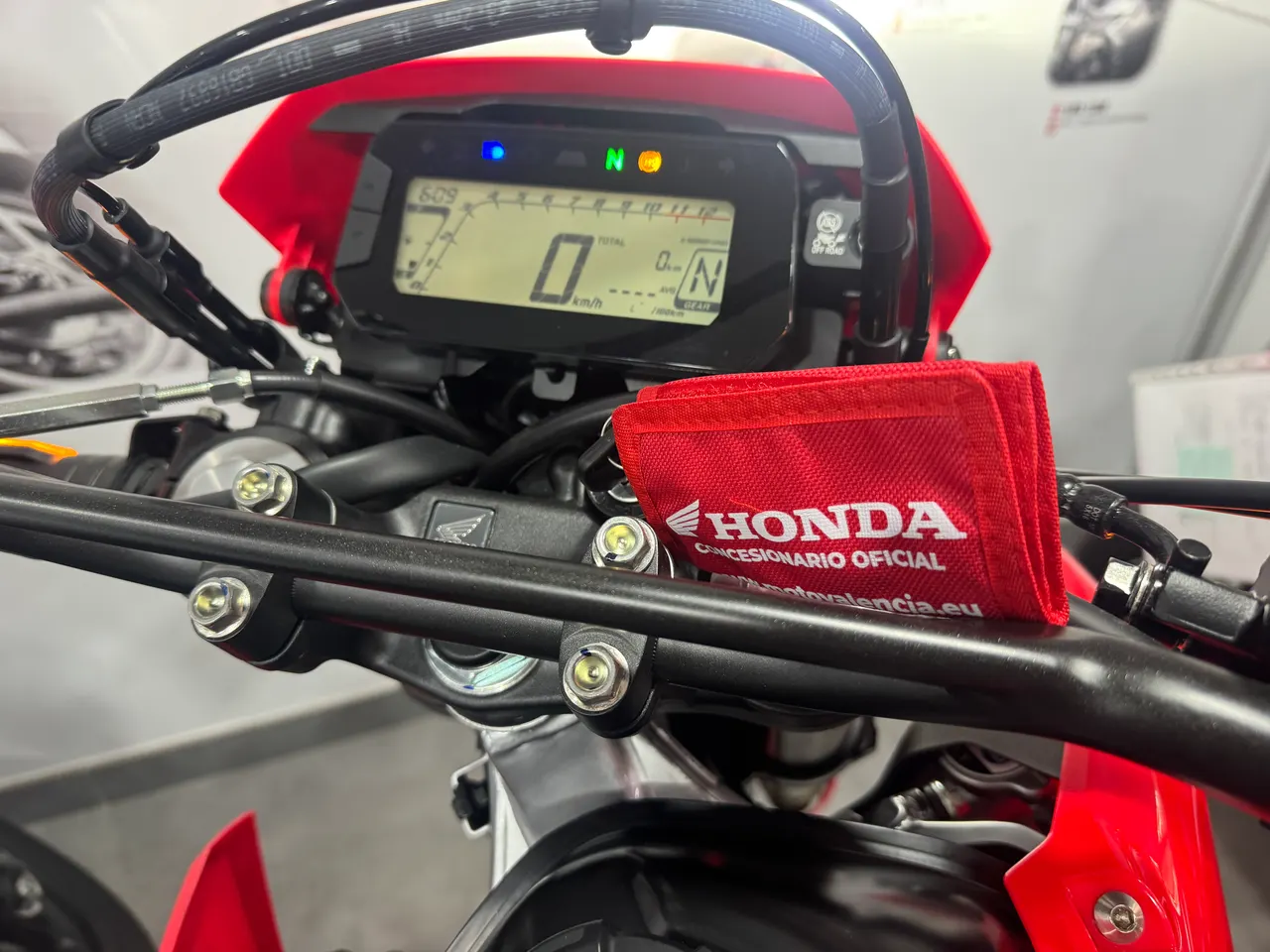 Cuadro de mandos digital de la Honda CRF300L con llavero Honda