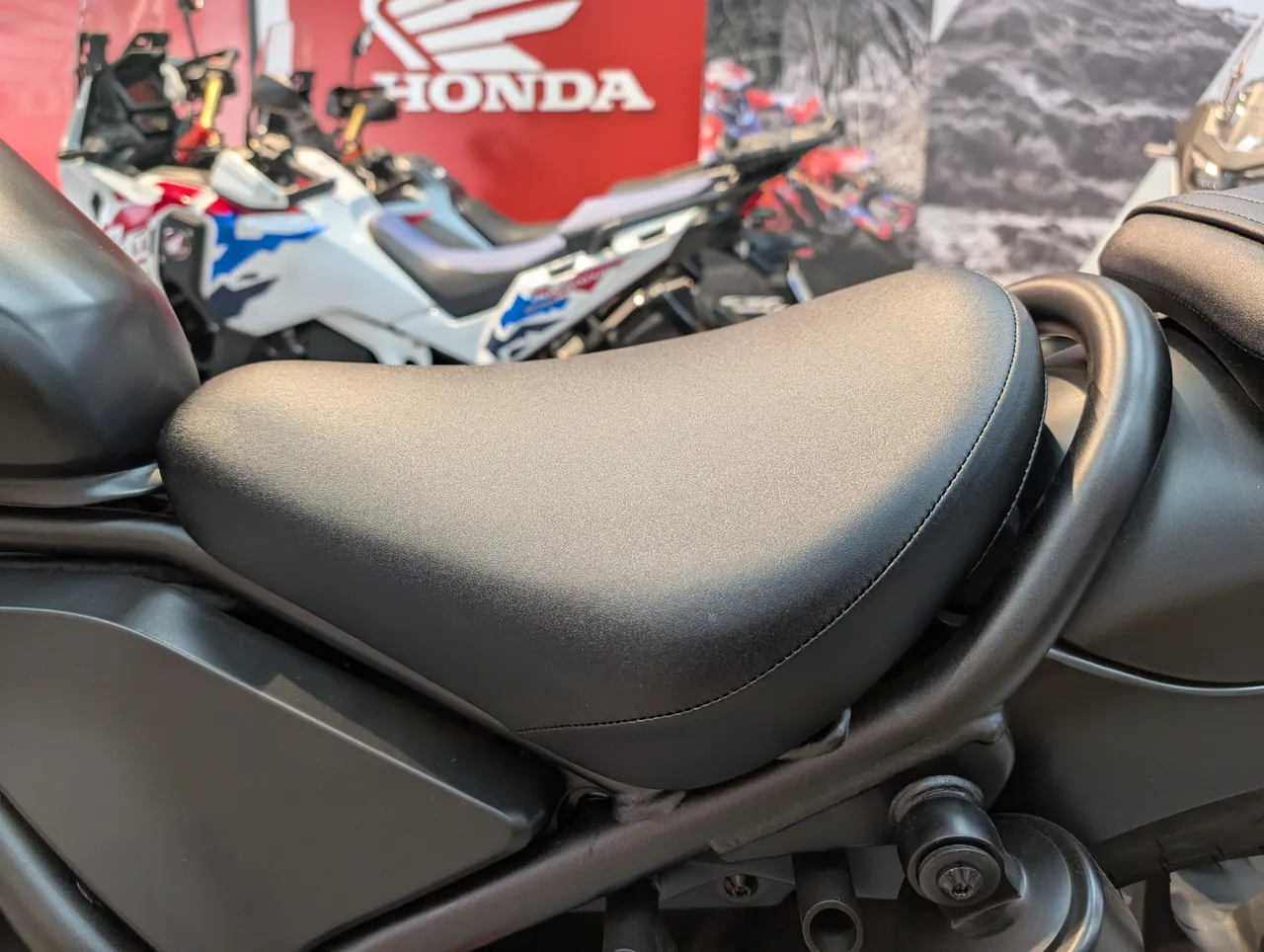 Asiento de moto negro de la Honda CMX500 Rebel