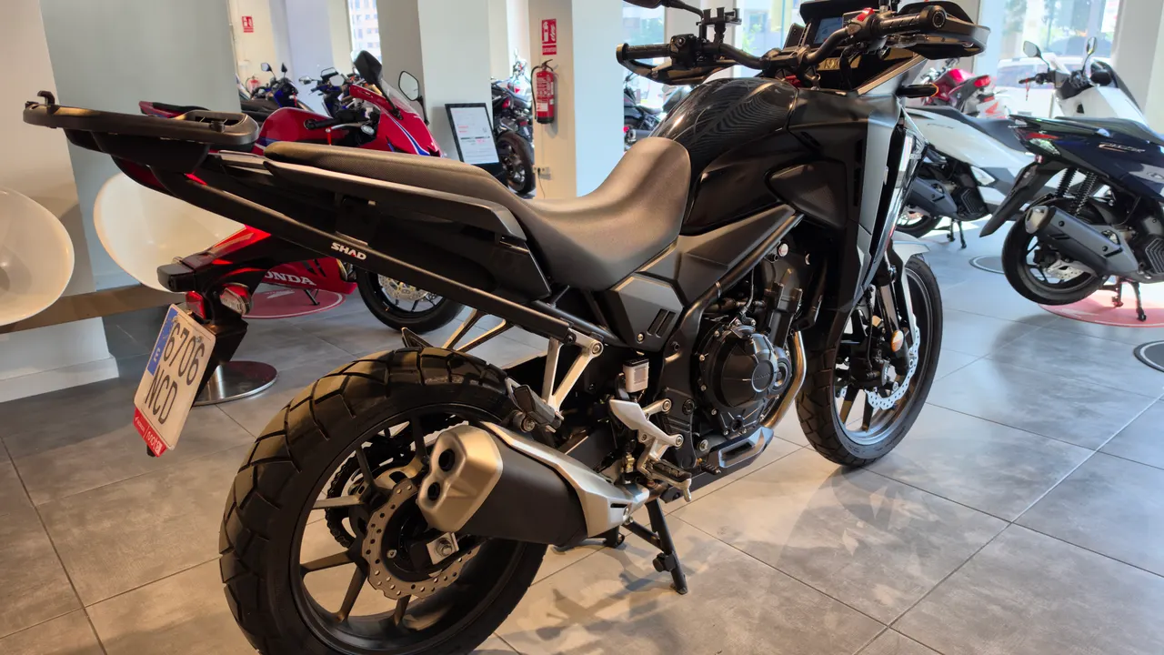 Honda NX500 negra en concesionario