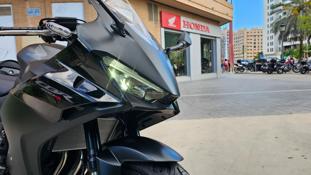 Honda CBR 500R negra en concesionario