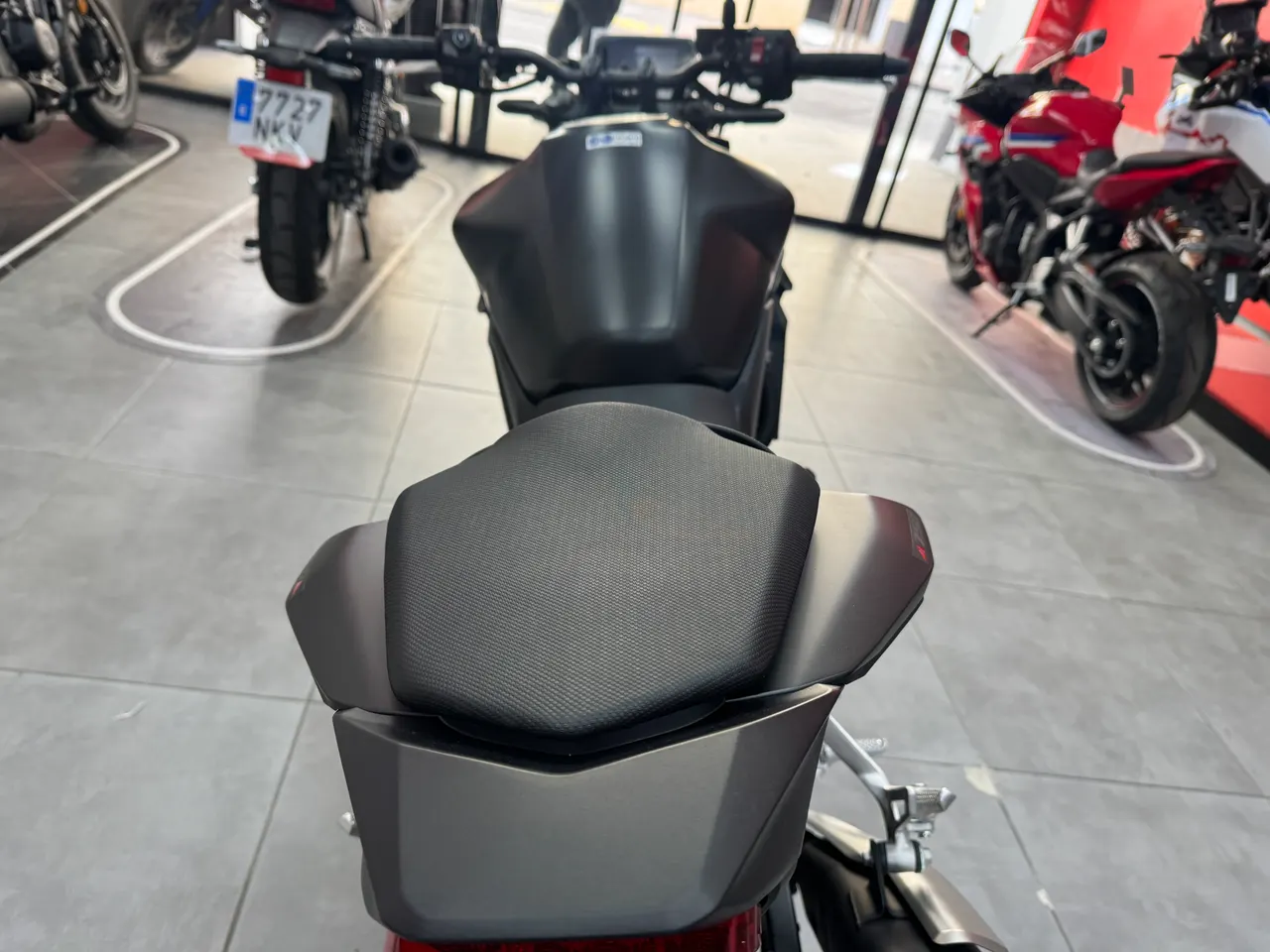 Vista trasera de una Honda CB750 Hornet negra en un concesionario.