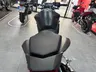 Vista trasera de una Honda CB750 Hornet negra en un concesionario.