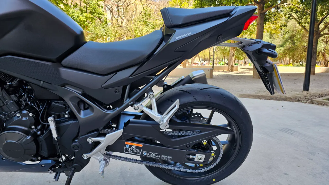 Vista lateral trasera de moto Honda CB750 Hornet negra