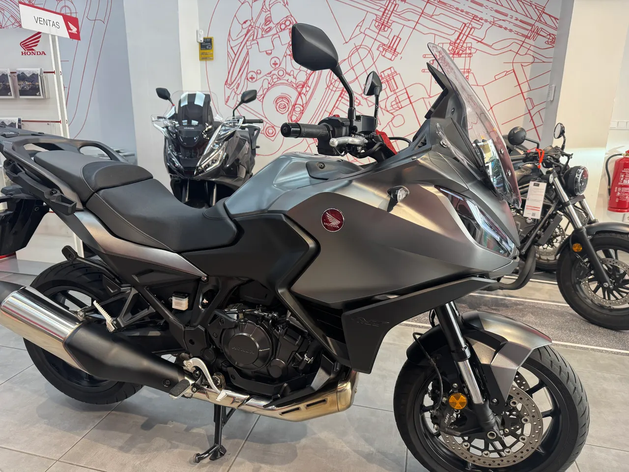 Honda NC750X gris en concesionario