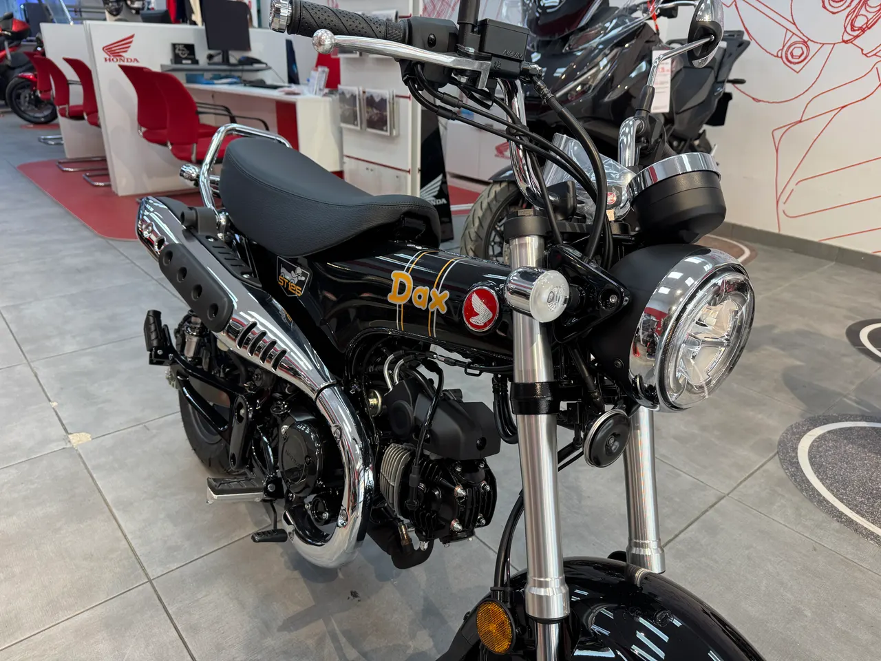 Honda Dax 125 negra en exposición