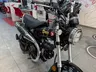 Honda Dax 125 negra en exposición