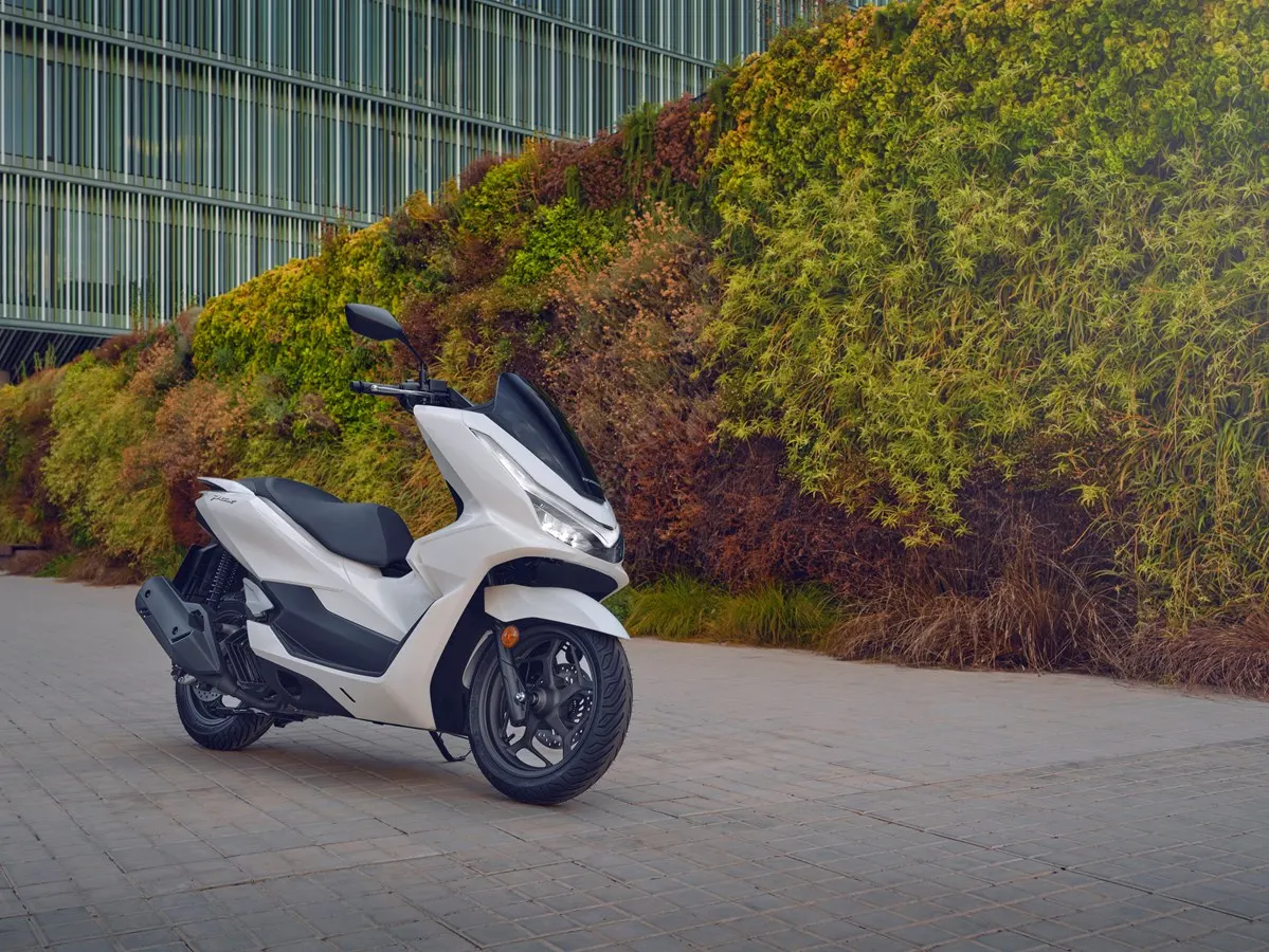 Scooter Honda PCX 125 blanca aparcada
