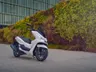 Scooter Honda PCX 125 blanca aparcada