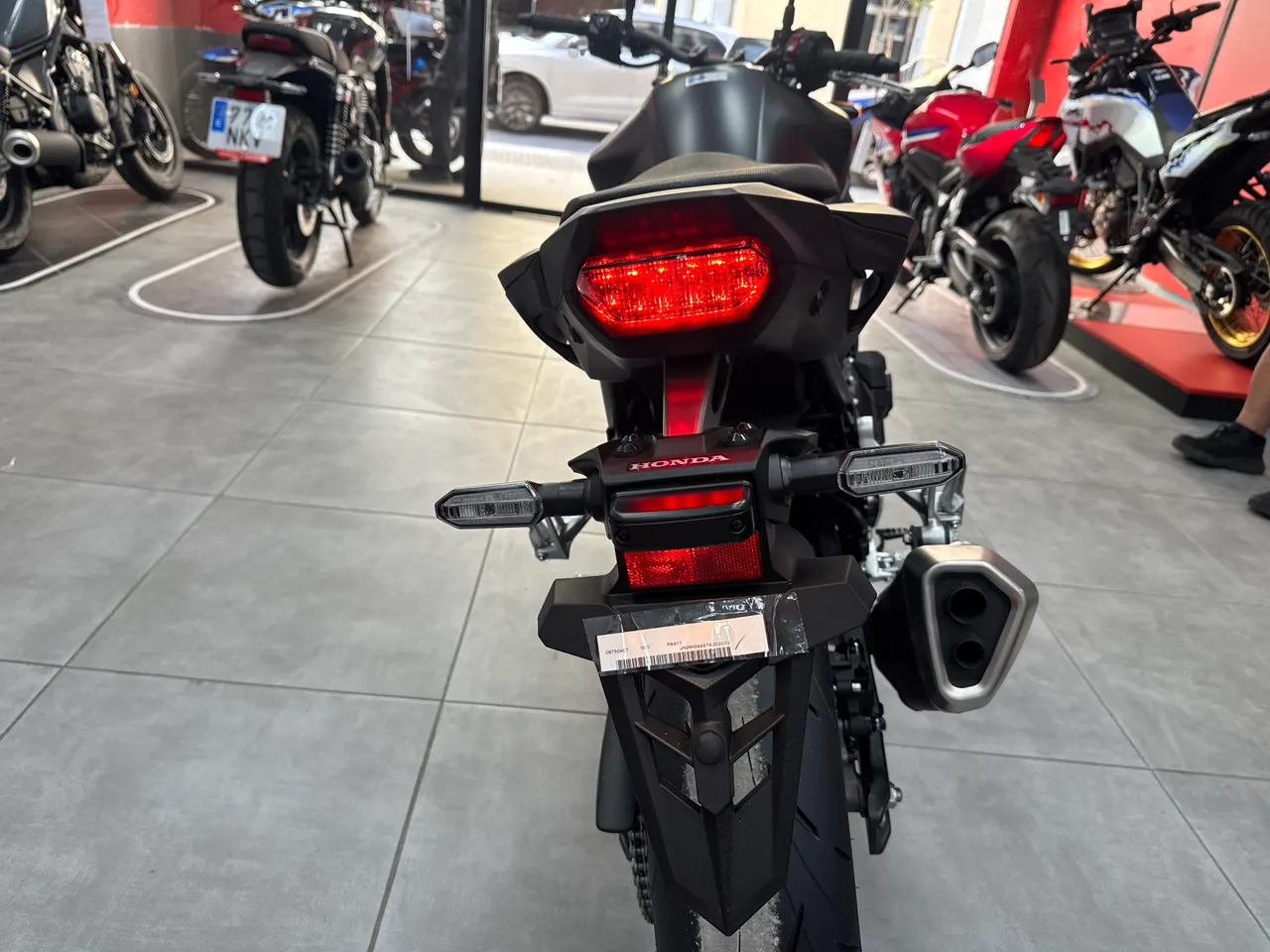 Vista trasera de una Honda CB750 Hornet negra en exposición