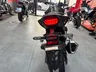 Vista trasera de una Honda CB750 Hornet negra en exposición