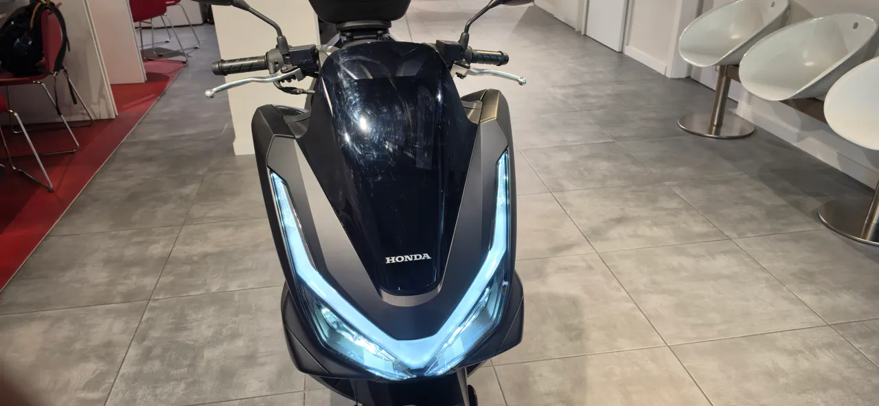 Scooter Honda PCX 125 negra con luces LED encendidas