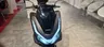 Scooter Honda PCX 125 negra con luces LED encendidas