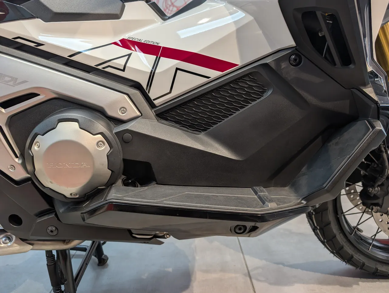 Detalle lateral de una moto Honda X-ADV Special Edition