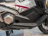Detalle lateral de una moto Honda X-ADV Special Edition