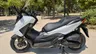 Scooter Honda Forza 125 blanco perlado aparcado en un parque