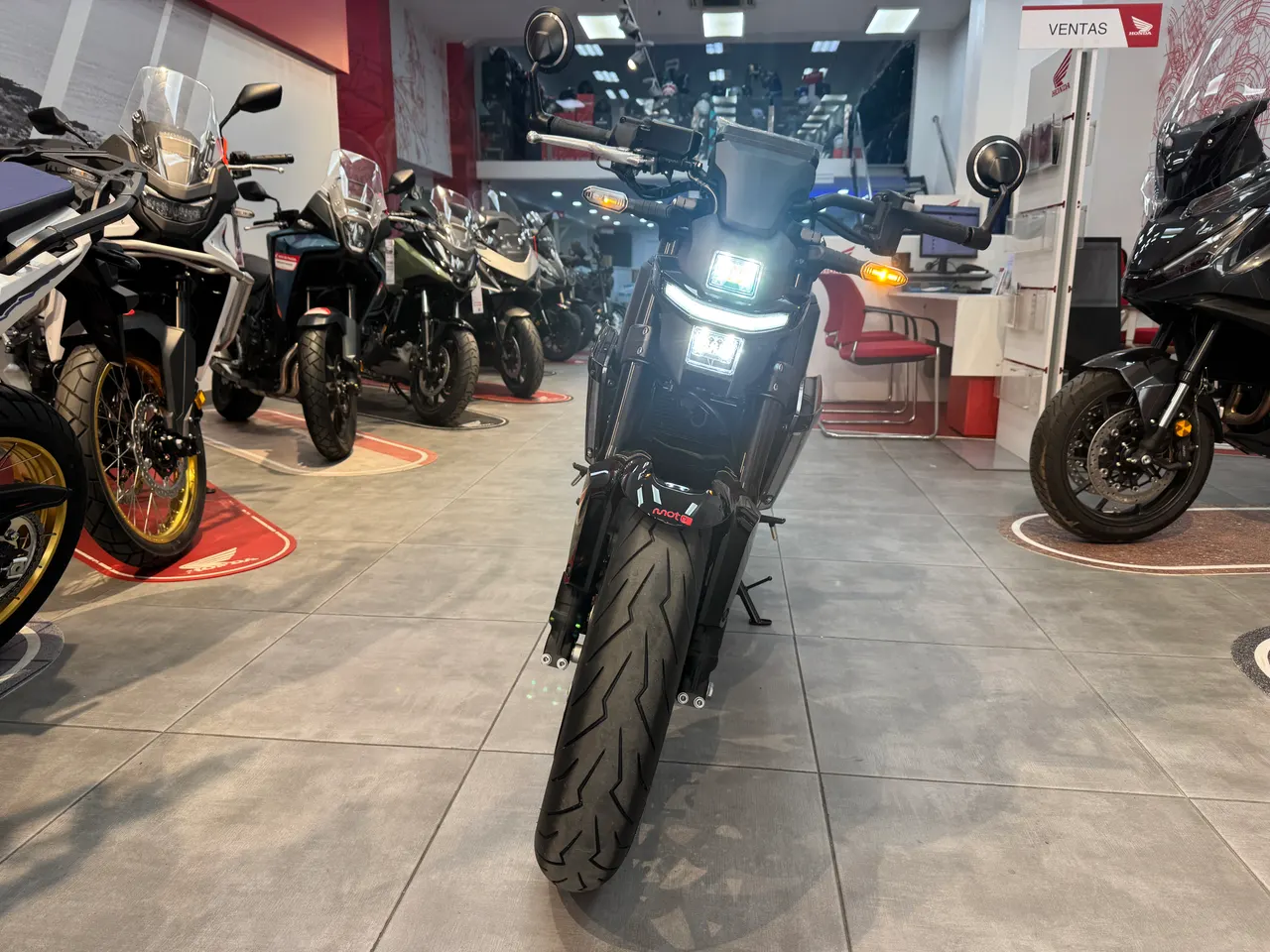 Honda WN7 negra graphite en concesionario