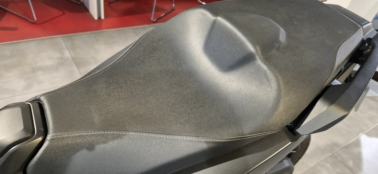 Asiento de moto negro