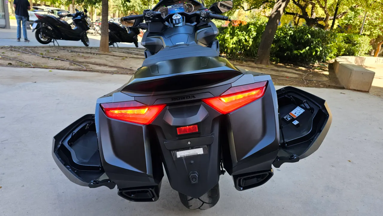 Parte trasera de Honda GL1800 Gold Wing DCT negra con maletas laterales abiertas