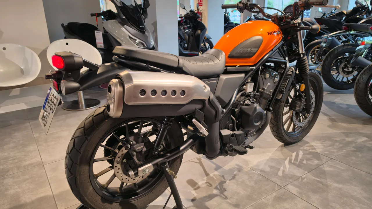 Honda CL500 naranja vista trasera
