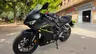 Honda CBR 650R negra mate con detalles amarillos, aparcada frente a concesionario Honda Moto Valencia.