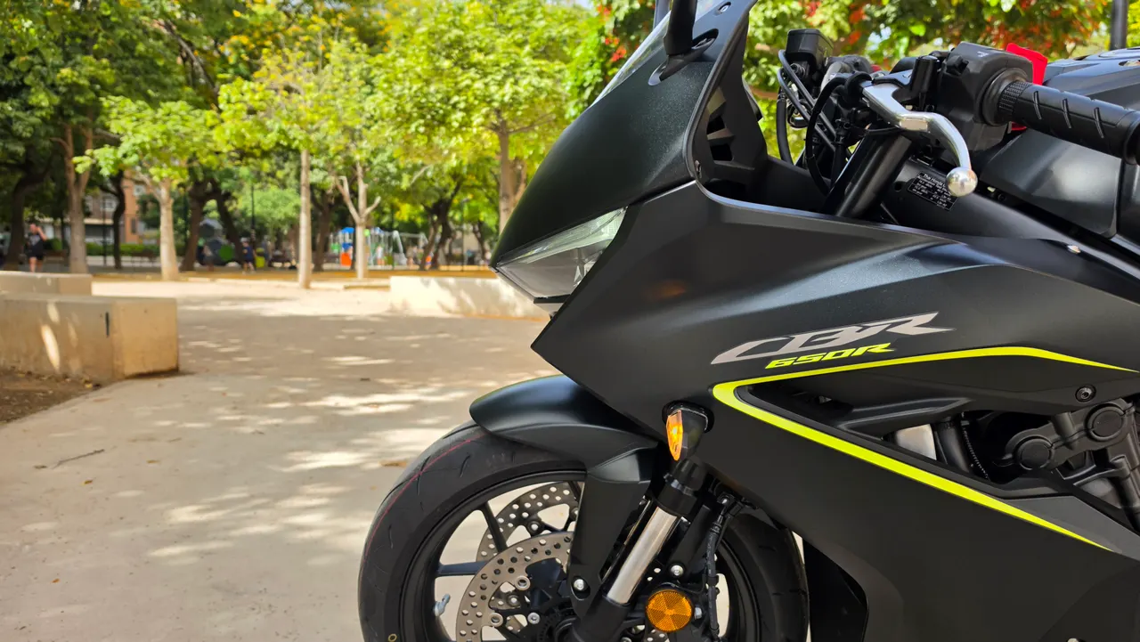 Frontal Honda CBR 650R negra gunpowder mate 2026 NH436
