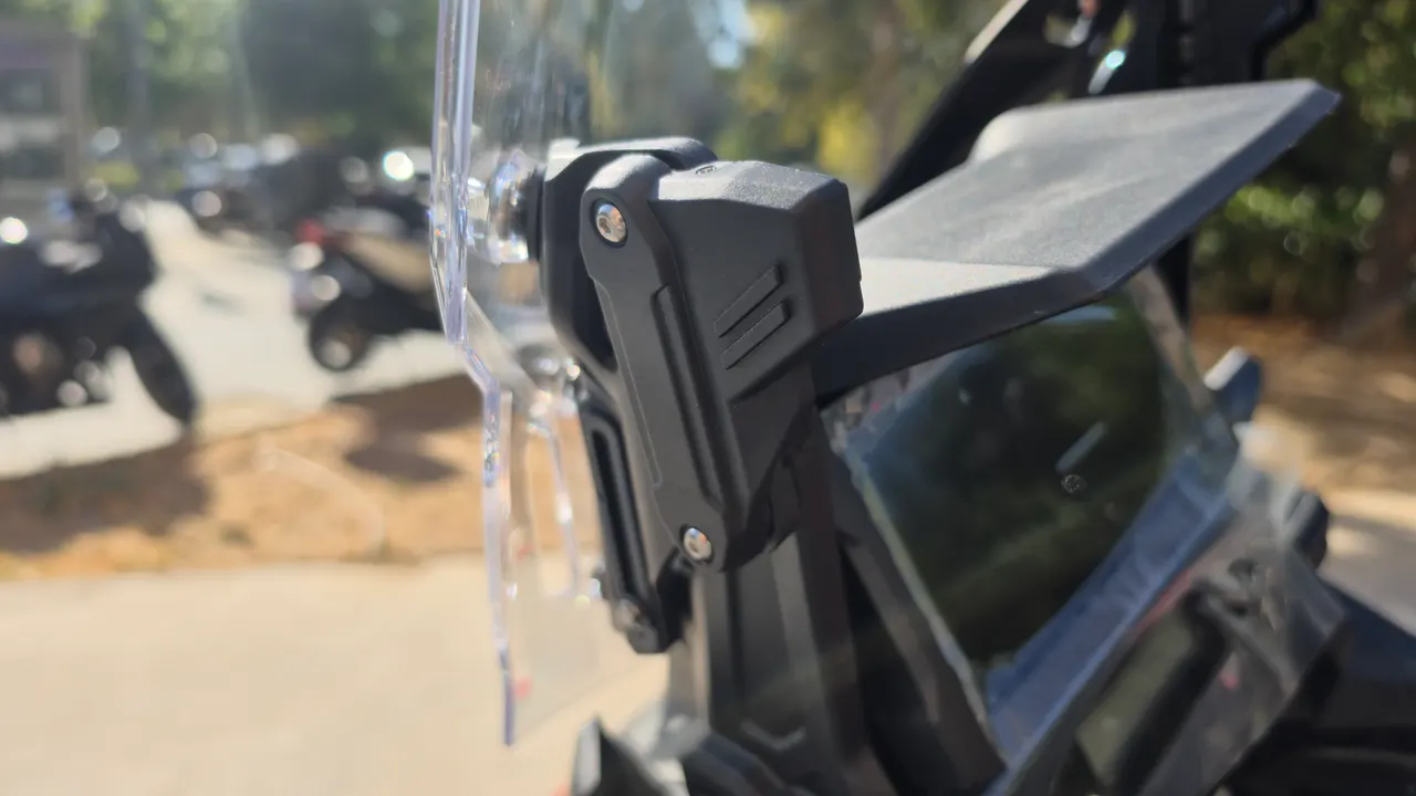 Detalle regulación parabrisas de la Honda CRF1100L Africa Twin.